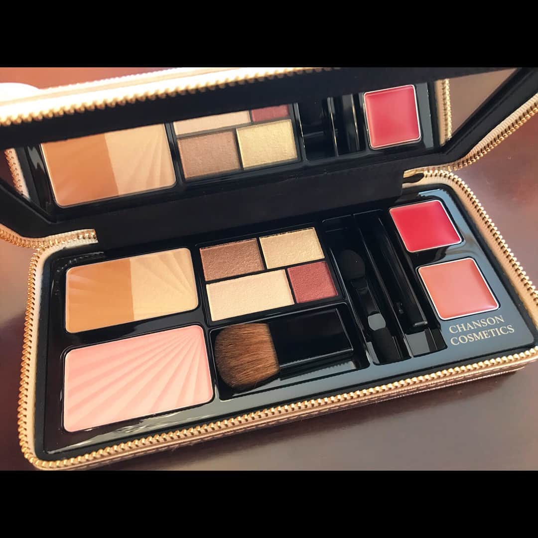 のインスタグラム：「💐💝💄 ・ 何度かお世話になっている シャンソンさんの撮影時に 頂いたメイクパレット🎨✨ #使ってみました 🙋💋 ・ #シャンソン化粧品 #ビューティー #コスメ #メイクアップ #メイクパレット #ゴールド #chanson #beauty #cosmetic #makeup #gold #rose #color #shine #makepallet ・ ベーシックカラーのパレット🍀 どれも とっても使いやすくて 普段使いにも💗パーティーなども これひとつで完璧です‧⁺◟( ᵒ̴̶̷̥́ ·̫ ᵒ̴̶̷̣̥̀ )💕 ・ ハイライト、ゴールドシャドウには 本物の金も使用されているとの事で✨ 繊細で、品のある美しい輝きに😮💎」