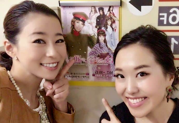 千紗れいなのインスタグラム：「はいからさんが通るっ😗🎶👘 . . 花組公演 "はいからさんが通る" まあい @maimaaimaaai.k と 観劇してきました✨ . 漫画を読んで📖 CS放送の初日映像見て🎥 予習バッチリで行ってきました👌 . キュンキュンさせられっぱなしでした🤣❤️ . 頭から はいからさんが通るっ〜🎶が 離れません🙄 . . そして、少尉 #柚香光 くんの 大ファン @cocomoon222  幼馴染のれいちゃんとご飯🍇 . はいからさんトークに花咲かせました🌸 . れいちゃん、ありがとう😘 . . #宝塚 #宝塚歌劇団 #花組 #はいからさんが通る  #92期 #宝塚og  #冬星さん に #全部忘れさせてやる って言われたい🤣 ＃2枚目 の #写真 は #ホテル で撮り忘れて、 その辺の #ビル で撮り直したのは内緒で😜」