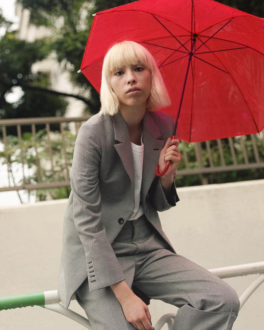 レイチェルのインスタグラム：「発売中のGINZA11月号に載ってます！かっこいいお洋服を着せてもらって、いつも読んでいるGINZAを作ってる人たちに会えて、とても嬉しかったです〜。ちょっとしたインタビューも載ってるので買ってね。 ㅤㅤㅤㅤㅤㅤㅤㅤㅤㅤㅤㅤㅤ 📸@kisshomaru ㅤㅤㅤㅤㅤㅤㅤㅤㅤㅤㅤㅤㅤ 📚@ginzamagazine ㅤㅤㅤㅤㅤㅤㅤㅤㅤㅤㅤㅤㅤ p.s.めっちゃ念能力使えそう」
