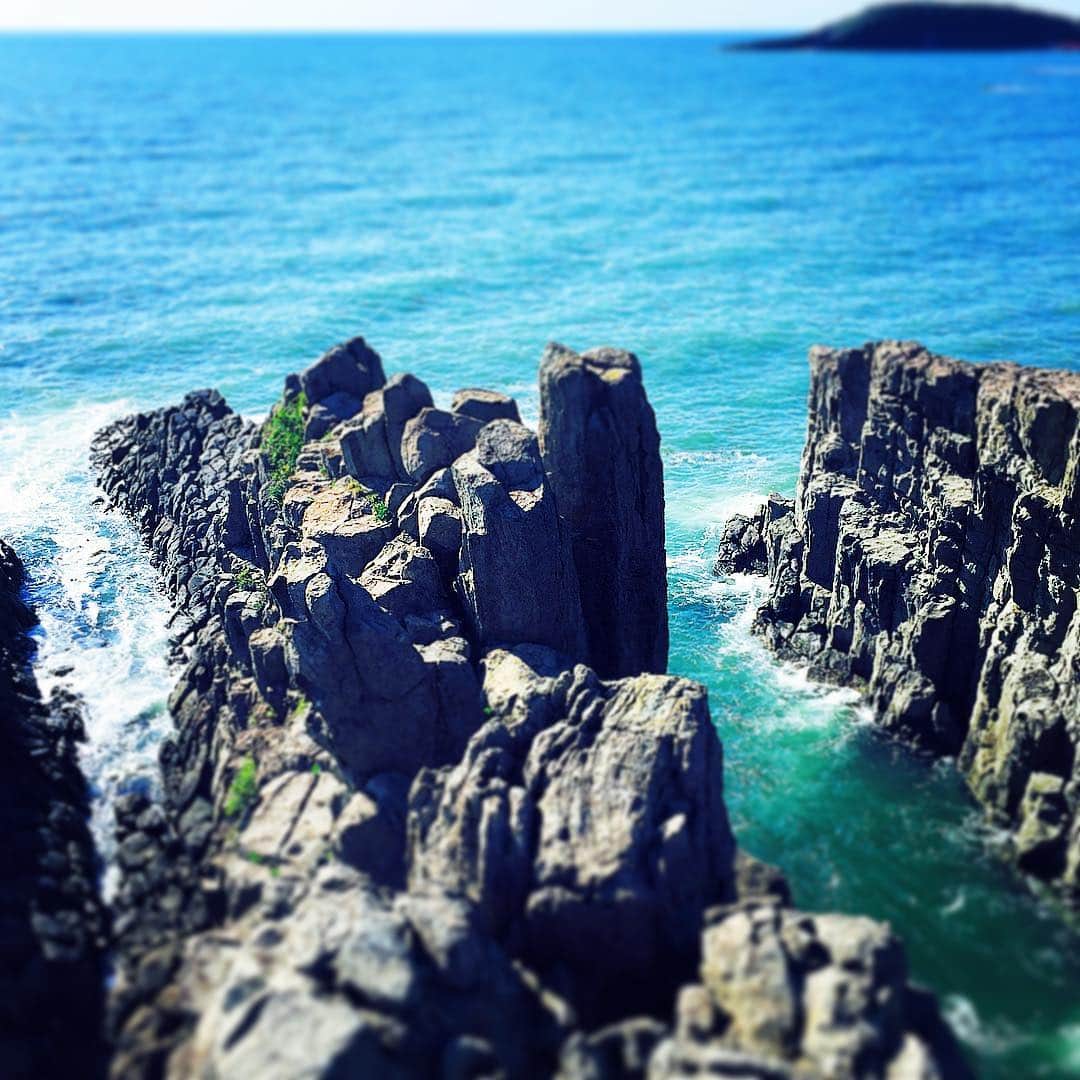 takayuki oheのインスタグラム：「東尋坊からの眺めは迫力満点！このスリルも贅沢な体験のひとつ😄  #東尋坊 #あわら温泉 #旅行 #福井 #cliff #japan #japantrip」