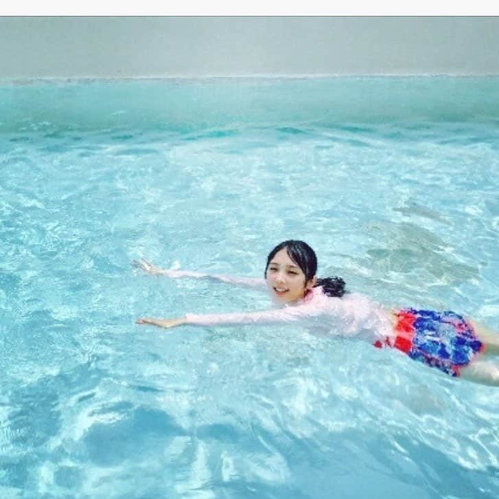 与田祐希のインスタグラム：「プール到着！ すぐに 泳いでしまう 与田ちゃん。 快晴の中 はしゃぎっぱなしで 泳ぎも上手。あっという間に点になっていきました。  #快晴 #プール #日向の温度 #与田ちゃん #与田祐希 #平泳ぎ得意」