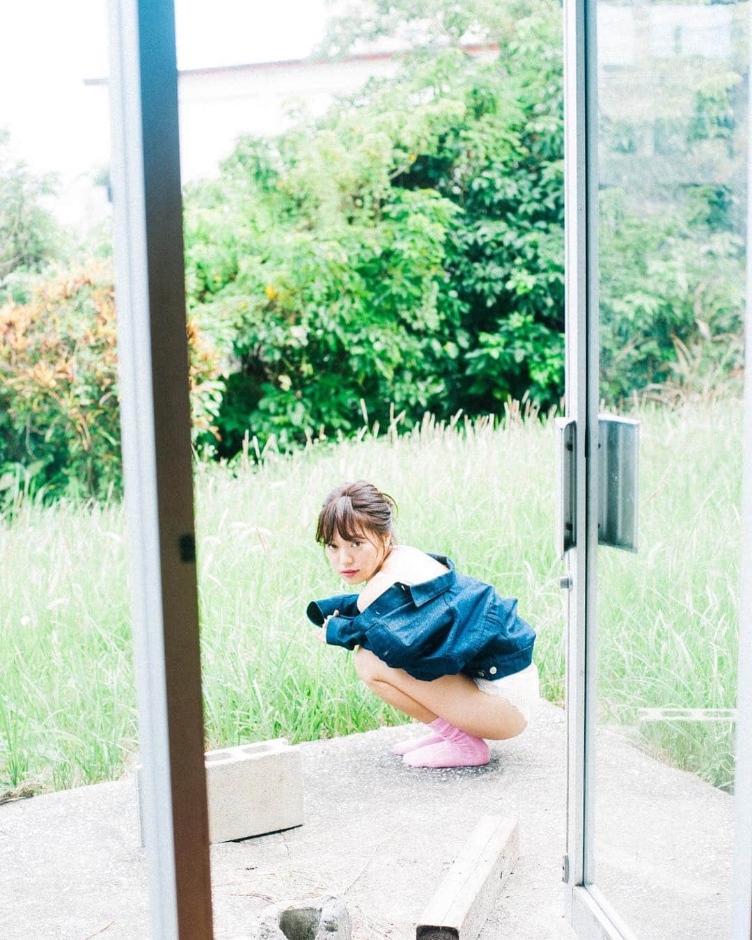 花盛友里のインスタグラム：「岡山もどんより曇り空だ、、。 . . Photographer 花盛友里 @yurihanamori  Stylist 知念美加子 @chinenmikako  Hair&make 知念弥生 @y____c_____  Model 今井里衣奈 @imairiina  Clothing 田畑あす香 @asuka18matilda (ASKLAR) @asklar_okinawa . @nuidemita.okinawa . #脱いでみた #花盛友里 #girl #japan #japanese #portrait #lingerie」