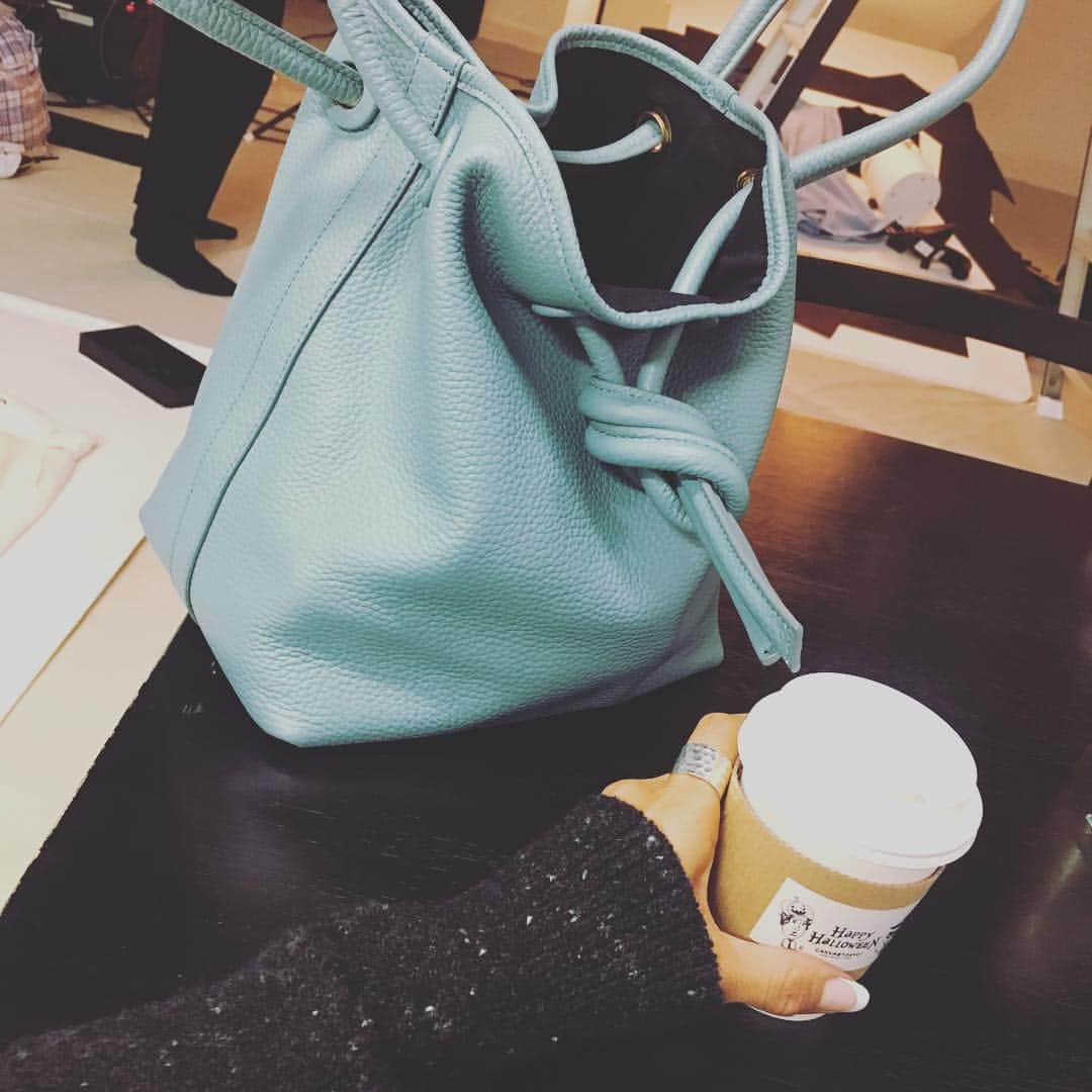 亀恭子のインスタグラム：「ブルーのテーマの撮影。  私もバッグをブルーに。  週末から寒い日が続いてますね… ニットが頼りになる気温^ ^  today's… #fashion #outfit #ootd #kkstyle #kamescloset #tokyo #bag #vasic #knit #vondel #rainyday  #october #12月の寒さ #shooting #domani #1月号」