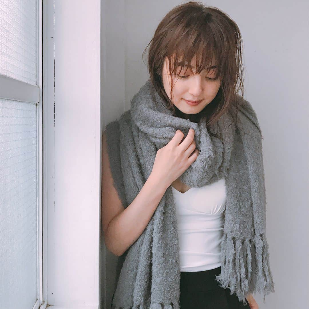 佐々木希さんのインスタグラム写真 - (佐々木希Instagram)「ストール✨ 表情豊かな毛足が長いニット素材。 それなのに肌に直接触れた際に、 まったくチクチクしない 優しい肌ざわりの大判のニットストールです♡ 日本の職人さんによる手作業で 1本1本結われたフリンジ部分が贅沢✨ ボリュームたっぷりに 首回りのアクセントに巻いてもよし☝️ フワッと肩から巻いても良し☝️ 秋から冬にかけて 活躍すること間違いなしのアイテムです💕  #iNtimité #iNtimite #アンティミテ #ワンマイルウェア #メイドインジャパン #MADEINJAPAN @intimite_onemile . ↓iNtimité公式ホームページ http://intimite.jp/」10月16日 16時07分 - nozomisasaki_official