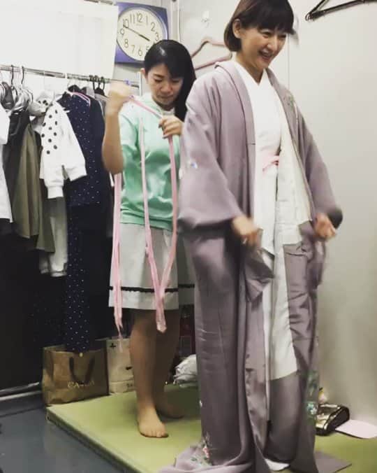 のインスタグラム：「今日で西梅田劇場💚信濃週は終わり〜🙂⤴️明日からは祇園花月で〜す😙☝️⤴️ #吉本新喜劇 #よしもと新喜劇 #新喜劇 #よしもと #西梅田劇場 #信濃週 #大阪 #梅田 #osaka #umeda #早苗ちゃんが撮ってくれた着付けの様子 #早送り #タイムラプス #yoshimoto #shinkigeki #kimono #新喜劇女子はみんな着付けを覚えます #今週の担当はひで子ちゃん #着付け #着物」