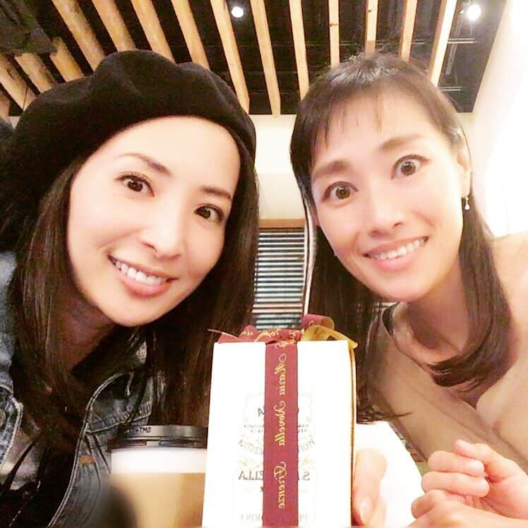 真飛聖さんのインスタグラム写真 - (真飛聖Instagram)「まりちゃんからの お誕生日プレゼント🎁 しかも私の大好きな 『サンタ・マリア・ノヴェッラ』 のボディーミルク☺︎ とっても嬉しい♡ ありがとうまりちゃん☺︎ 大切に使わせてもらいます〜！！ まりちゃんの優しさに いつも支えてもらっている私です☺︎ 一緒に居ると、 いつも、笑ったり、泣いたり、 感情が忙しい私達☺︎☺︎ でもそんな時間、、本当に大切☆☆☆ #集合ーーーー #涼乃かつき ちゃん #星組時代の大切な仲間 #いつもありがとう #これからもよろしくね #初めてベレー帽被ってみたよ #被り方難しいよね #でも流行っているらしいから #挑戦してみたよ #今年の冬沢山活躍するかしら #サンタマリアノヴェッラ #ボディーミルク #この香り本当に大好き #真飛聖」10月16日 17時07分 - sei_matobu