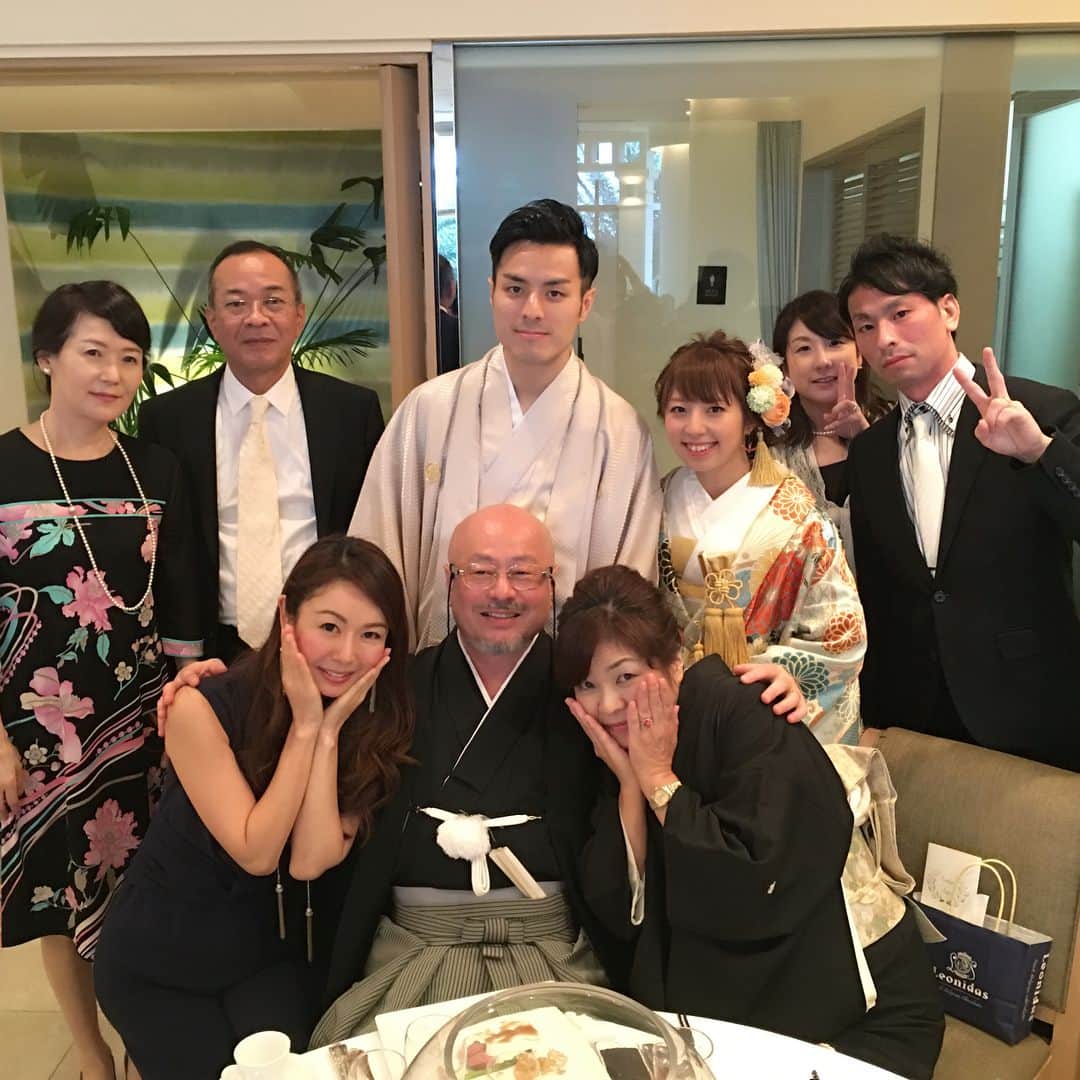 宮崎宣子さんのインスタグラム写真 - (宮崎宣子Instagram)「友人の息子さんの結婚式でした💒❤️ 私はこちらのご両親、息子さん、お嫁さん、 ご家族皆様が本当に笑顔に溢れていて、 大好きになりました💕 心からおめでとうございます🎉 私も幸せになれそうな気分に浸りました😌💕💕 #結婚式 #司会のお仕事 #友人の息子さん #仲良し家族 #結婚式っていいね #幸せな時間 #家族愛 #息子さん #かっこよくてしっかり者 #お嫁さん #可愛くて #おっとり #お料理上手 #女の鏡 #幸せ気分 #浸るだけ浸って帰宅 #あろは #スネてます #宮﨑宣子」10月16日 18時03分 - miyazaki_nobuko