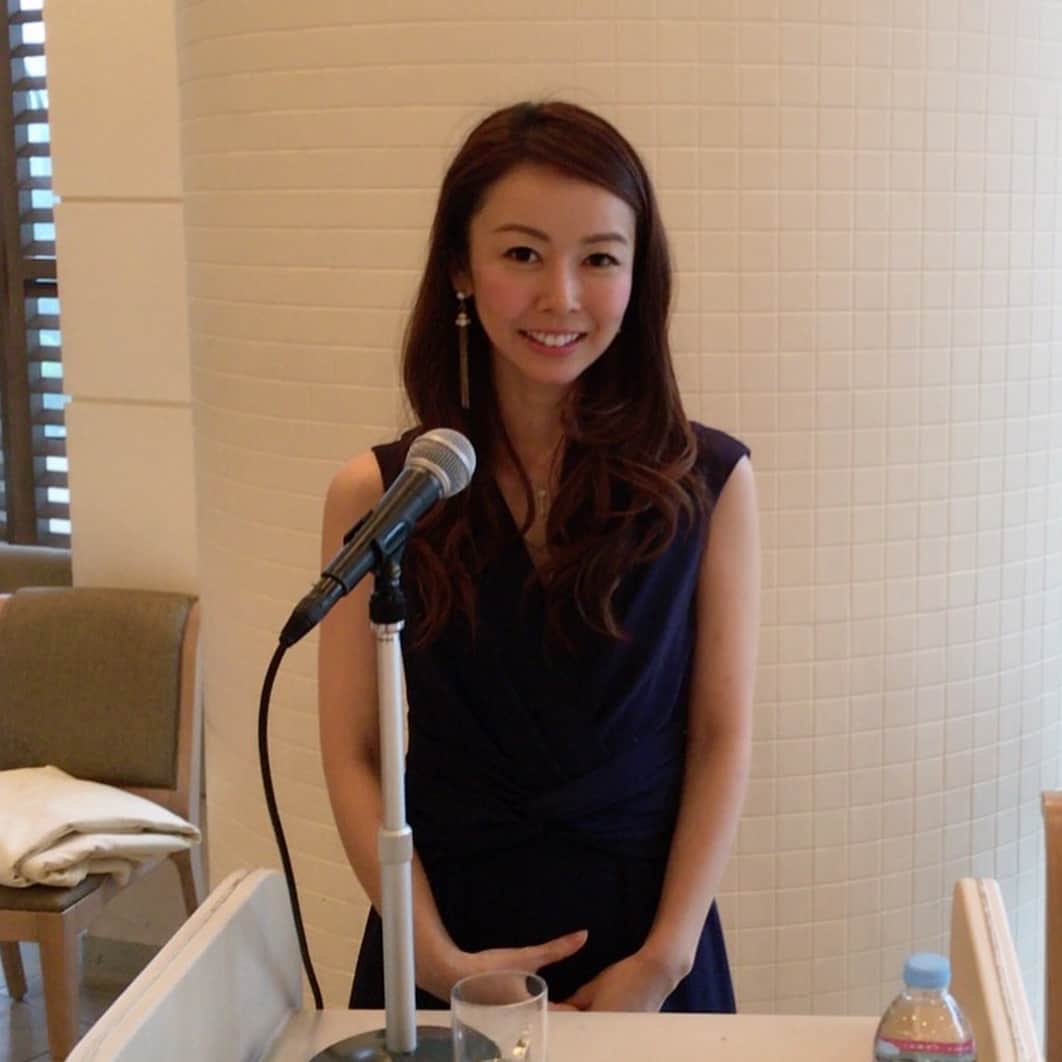 宮崎宣子さんのインスタグラム写真 - (宮崎宣子Instagram)「友人の息子さんの結婚式でした💒❤️ 私はこちらのご両親、息子さん、お嫁さん、 ご家族皆様が本当に笑顔に溢れていて、 大好きになりました💕 心からおめでとうございます🎉 私も幸せになれそうな気分に浸りました😌💕💕 #結婚式 #司会のお仕事 #友人の息子さん #仲良し家族 #結婚式っていいね #幸せな時間 #家族愛 #息子さん #かっこよくてしっかり者 #お嫁さん #可愛くて #おっとり #お料理上手 #女の鏡 #幸せ気分 #浸るだけ浸って帰宅 #あろは #スネてます #宮﨑宣子」10月16日 18時03分 - miyazaki_nobuko