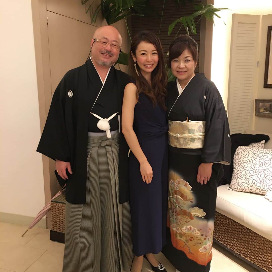 宮崎宣子さんのインスタグラム写真 - (宮崎宣子Instagram)「友人の息子さんの結婚式でした💒❤️ 私はこちらのご両親、息子さん、お嫁さん、 ご家族皆様が本当に笑顔に溢れていて、 大好きになりました💕 心からおめでとうございます🎉 私も幸せになれそうな気分に浸りました😌💕💕 #結婚式 #司会のお仕事 #友人の息子さん #仲良し家族 #結婚式っていいね #幸せな時間 #家族愛 #息子さん #かっこよくてしっかり者 #お嫁さん #可愛くて #おっとり #お料理上手 #女の鏡 #幸せ気分 #浸るだけ浸って帰宅 #あろは #スネてます #宮﨑宣子」10月16日 18時03分 - miyazaki_nobuko