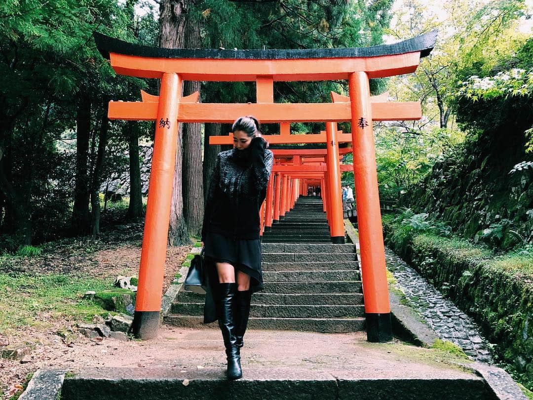 福田萌子さんのインスタグラム写真 - (福田萌子Instagram)「運動と同じぐらい、世界遺産や神社を巡ることが大好きです。 奈良は京都のように多くの建物が残っているわけではありませんが、歴史がとても深い。 想像力を膨らませ、目には見えないものを見つめる時間。 ・ 今日は寒いけど私は1日中 #ZNE #PULSE を着ているのであたたか。 私服でもお洒落に着られる #adidas アスレチックスのシリーズは私のお気に入り。 ・ #nara #worldheritage #worldheritagesite #ootd #fashion #sportsmix #adidaswomen #adidastokyo #pulseof #black #travel #travelgram」10月16日 18時05分 - moekofukuda