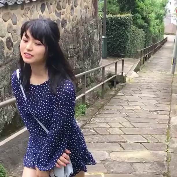 長濱ねるのインスタグラム：「#長濱ねると長崎デートなうに使っていいよ 的な動画です！長崎の素敵な街並みも写真集の見所ですね😊😊😊😊 #長崎 #ドンドン坂 #ねる散歩」