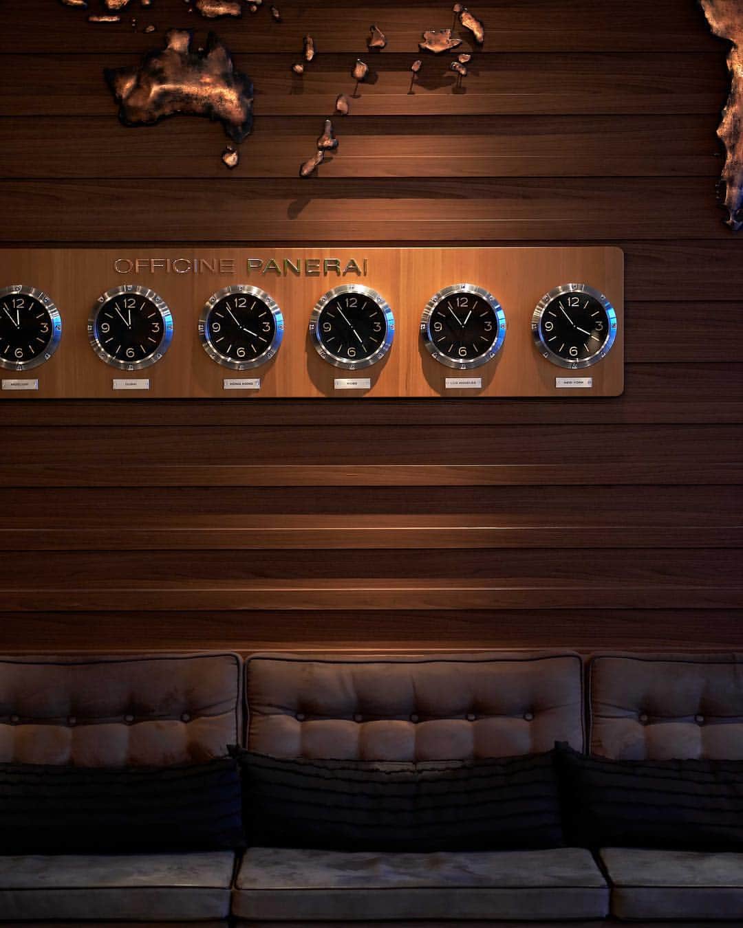 のインスタグラム：「. ORIENTAL HOTEL / 最上階 #世界時計  No matter where you are from, were always on your time.  #theguestcomesfirst #247365 #PANERAI #神戸 #旧居留地 #omotenashihotels #orientalhotelkobe #orientalhotel #オリエンタルホテル」