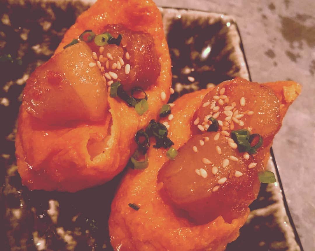 片山美紀さんのインスタグラム写真 - (片山美紀Instagram)「肉寿司✨✨ネギトロはどうみても、まぐろのネギトロにしか見えない。いなりは、いなり寿司の上にホルモンを乗せただけという斬新さも含めて、面白くて美味しい食事でした～ #肉寿司#肉寿司バル#生肉」10月16日 20時51分 - mikiktyma_otenkicooking