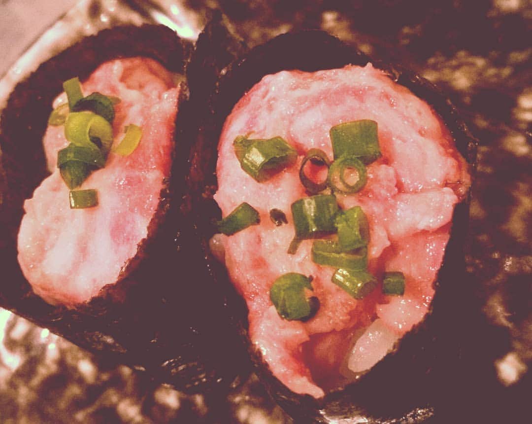 片山美紀さんのインスタグラム写真 - (片山美紀Instagram)「肉寿司✨✨ネギトロはどうみても、まぐろのネギトロにしか見えない。いなりは、いなり寿司の上にホルモンを乗せただけという斬新さも含めて、面白くて美味しい食事でした～ #肉寿司#肉寿司バル#生肉」10月16日 20時51分 - mikiktyma_otenkicooking