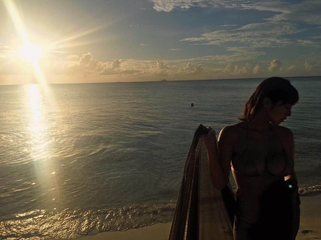 のインスタグラム：「サイパンの夕焼け🙏🌞 . スコールめっちゃ降りよってから大変でした(*^▽^*) . みんな傘をさしてない。 . #saipan #雨 #スコール #ocean」