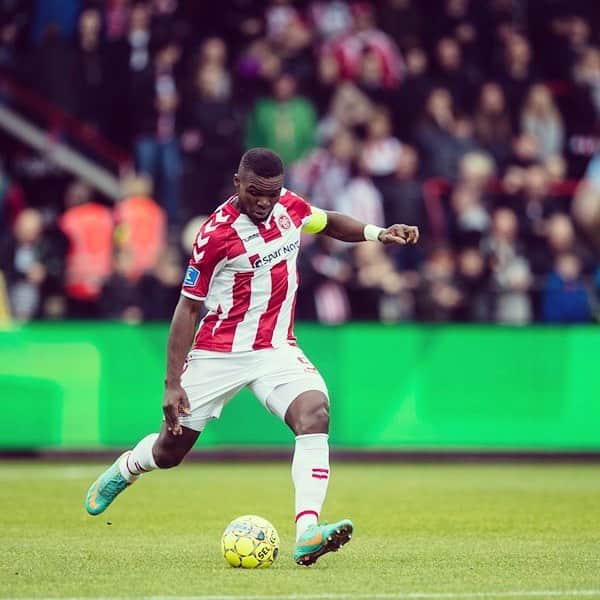 ヨレス・オコレのインスタグラム：「To believe in something you can see and touch is no belief at all... But to believe in the unseen is a triumph and a blessing🙏 #okore #blessed  #aab #life」