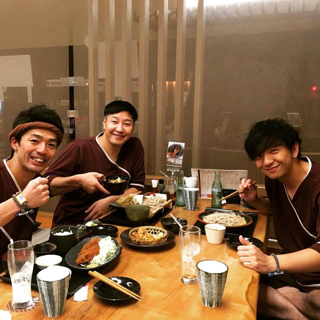 長田庄平のインスタグラム：「温泉行ってまいりました▼* #パンサー向井 #アイロンヘッド辻井 #チョコレートプラネット長田 #湯けむりの庄 #髪なんか猫みたい #ほっこり」