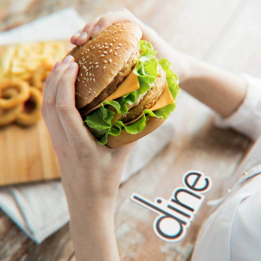 Dine - More Dates, Not Swipes.のインスタグラム：「Tuesdays are reserved for tacos, but any day is burger day #hamburger #cheeseburger #yummy #dining #comfortfood」