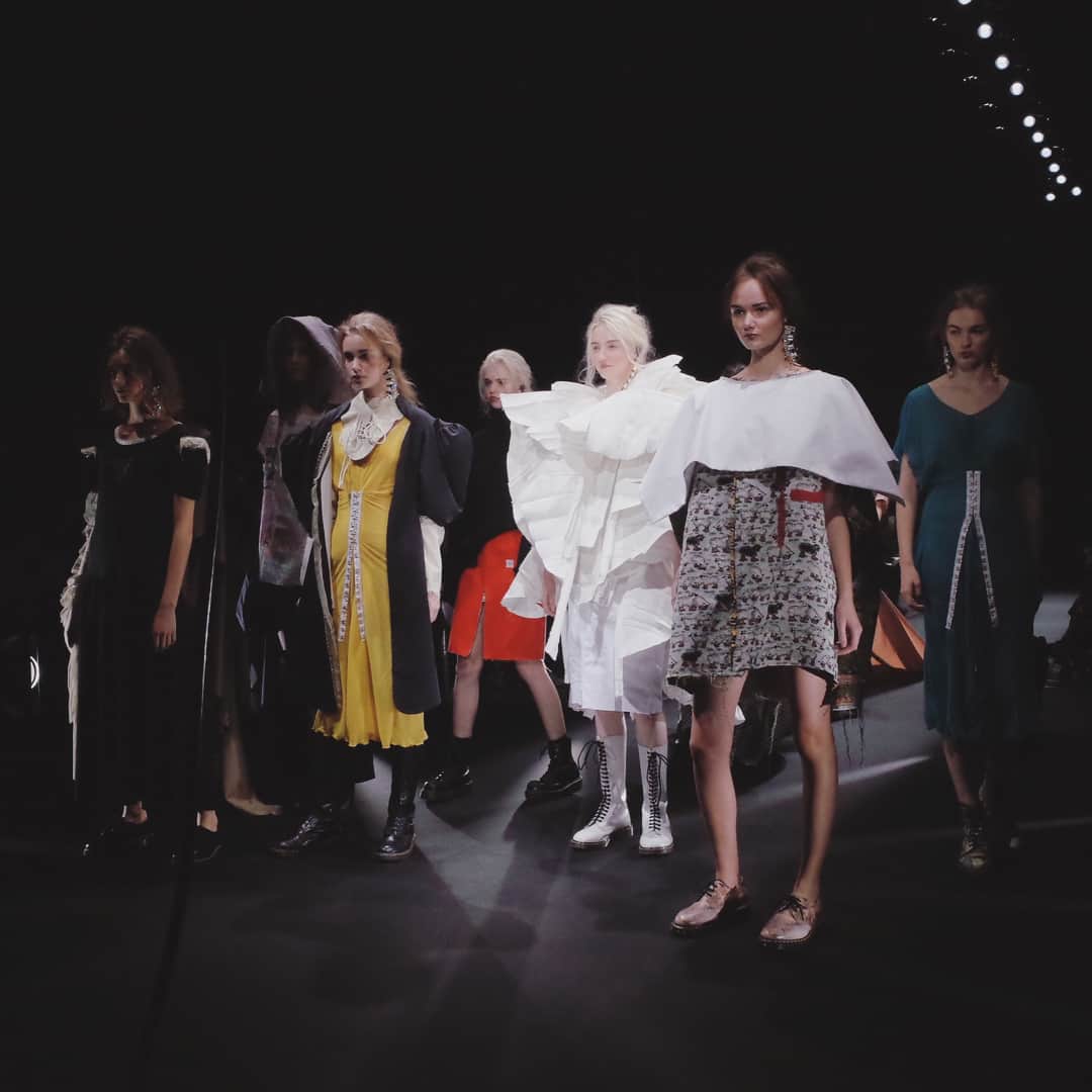 装苑さんのインスタグラム写真 - (装苑Instagram)「Amazon Fashion Week TOKYO 2018SSが、10月16日からスタート‼️ ． 【day1 10/16 取材リスト】 ●G.V.G.V.  #gvgv ●YOHEI OHNO  #yoheiohno ●DRESSEDUNDRESSED #dressedundressed ●PERMINUTE  #perminute ●tiit tokyo  #tiittokyo ●RYOTAMURAKAMI  #ryotamurakami ●GROWING PAINS  #growingpains ●TAKAHIROMIYASHITATheSoloist.  #takahiromiyashitathesoloist ●HENRIK VIBSKOV  #henrikvibskov ． 装苑ONLINEに、全ルックとブランド解説を随時アップしていきます☝️解説は、ファッションジャーナリストの清水早苗さんです。 ． #装苑 #soen #AmazonFWT #2018ss」10月17日 1時22分 - soenonline