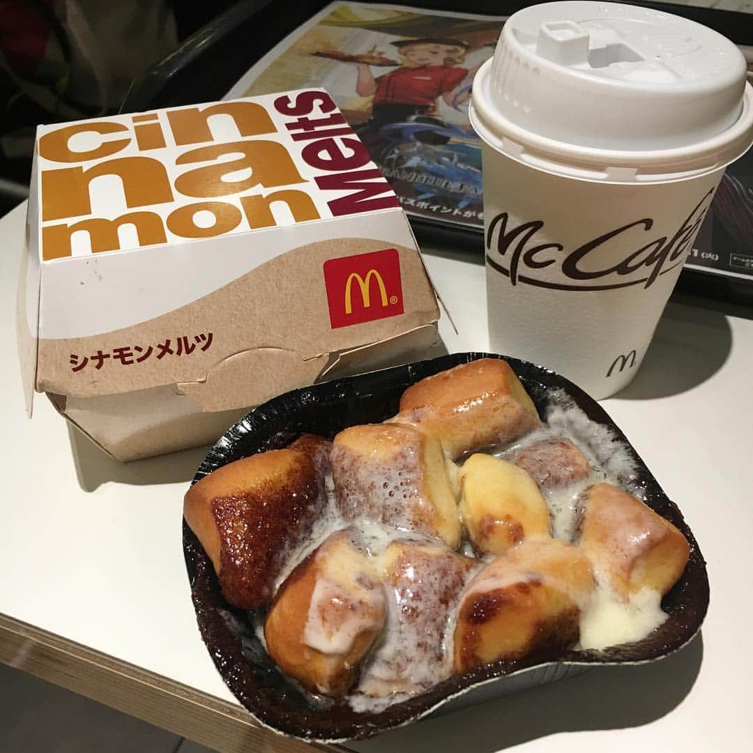 Yukaさんのインスタグラム写真 - (YukaInstagram)「マクドナルド 🔺シナモンメルツ ¥290 昨天吃了麥當勞開始再販的肉桂麵包，而且從昨天開始，每天下午15：00～19：00這個時段，到麥當勞消費點餐，就送熱咖啡一杯，總共有一億三千杯的數量，送完為止。剛好最近天氣變冷，喝熱的實在很幸福，配上有點甜的肉桂麵包，意外的很剛好(˶‾᷄ ⁻̫ ‾᷅˵) #yukajapandaily#yukajapanfood#yukajapantravel#food#foodie#foodgram#foodstagram#yummy#cinnamon#cinnamonmelts#mccafe#japan#tokyo#visitjapantw#シナモンメルツ#マクドナルド#マクド#マック#マックコーヒー#コーヒー#ホットコーヒー#無料#オススメ甘い#シナモン#美味しい#一起趣日本吃美食#フォトジェニック#トーキョーフォトジェニック#インスタ映え」10月17日 11時23分 - loveyuka06