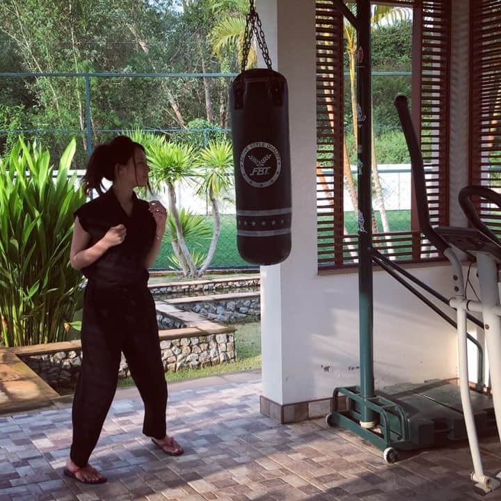 小瀬田麻由のインスタグラム：「タイでの休憩時間にて。 素手でやったら、思ってたよりも痛かった  #タイ #thailand #ボクシング女子 #風 #🥊」