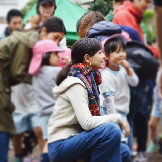 乙黒えりさんのインスタグラム写真 - (乙黒えりInstagram)「先週は☔の合間をぬって運動会開催されました‼️今年は本当に雨が多いですね😖💧💨 子供たちかわいかったなぁ😍 代休は雨だったけど、せっかくの平日休みだったのでディズニーランドへ🐭💕 あまりに雨が続いてるのでビームスでショート丈のレインブーツを買いました👞 #運動会#レインブーツ#ビームス#beams#ディズニーランド」10月17日 13時39分 - ellyotoguro