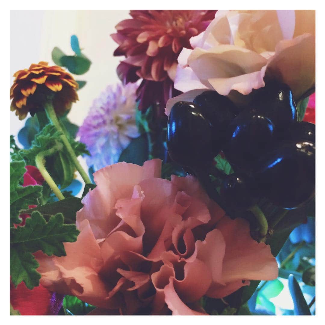 大塚愛さんのインスタグラム写真 - (大塚愛Instagram)「花が華やかなのは  だいたいの花が、 小さなパーツを重ねて出来ているからだとしたら  色々な人と出会ってできた喜びや愛情を重ねて  華やかな人にいずれなれますよう。  AIO  #flowers」10月17日 14時51分 - aiotsuka_official