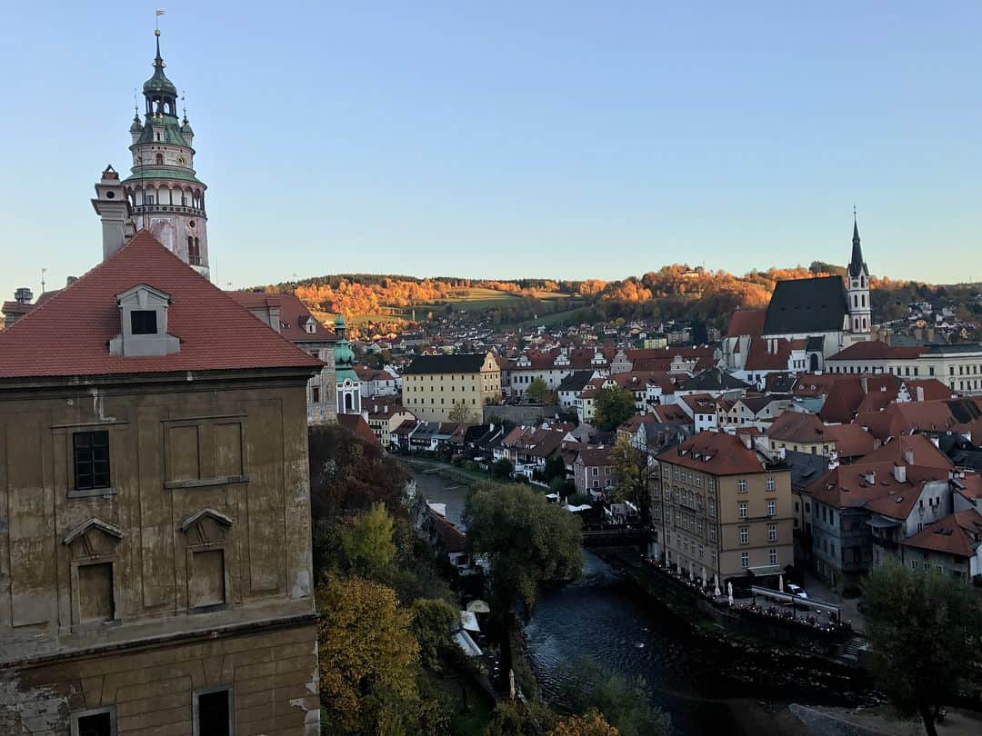 船越真衣のインスタグラム：「ヨーロッパで最も美しい街の１つと言われているいるチェコのチェスキークルムロフ✨ この後、この塔の屋上から夕陽を見ることとなるのですが、感動のあまり言葉が出ませんでした。それくらい美しかった。世界にはまだまだ沢山見たことのない美しい風景があるんだろうなぁ✨ 死ぬまでにいくつ見られるだろう？？ #cheskykrumlov  #czech  #travel  #europe」