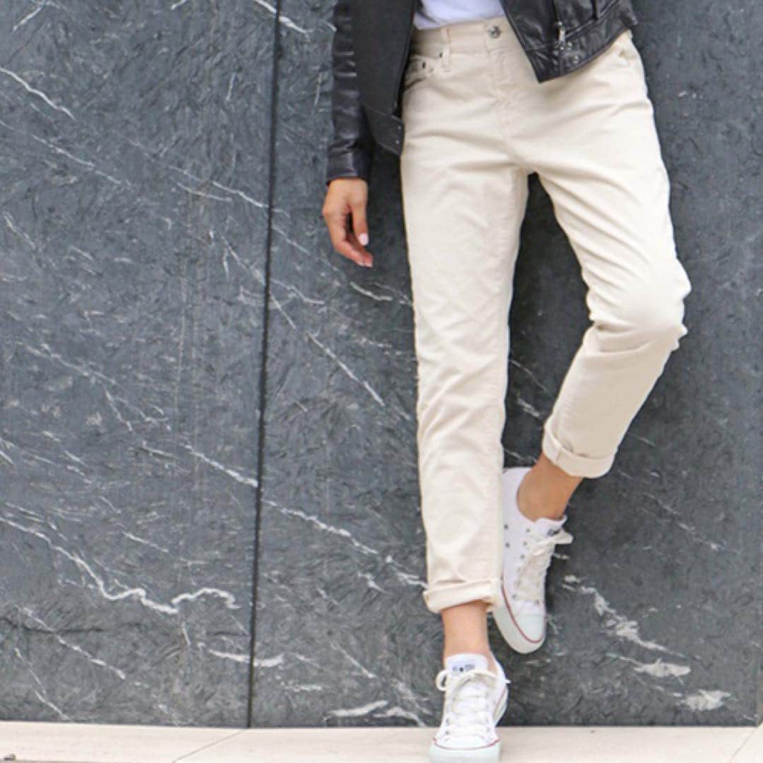 ELLE SHOP_JPさんのインスタグラム写真 - (ELLE SHOP_JPInstagram)「ナチュラルな風合いと色合いでファンの多い#AG の#コーデュロイパンツ ✨ラフな生地感がカジュアルさをプラス👍ストレッチ入りだけれど固めの生地なので、ラインを拾い過ぎないのが👌 ・ 商品番号: 3720294004 ・ #weloveelleshop#CASEY#ケイシー#エージー#コーデュロイ#スキニー#アンクル」10月17日 18時35分 - elleshop_jp