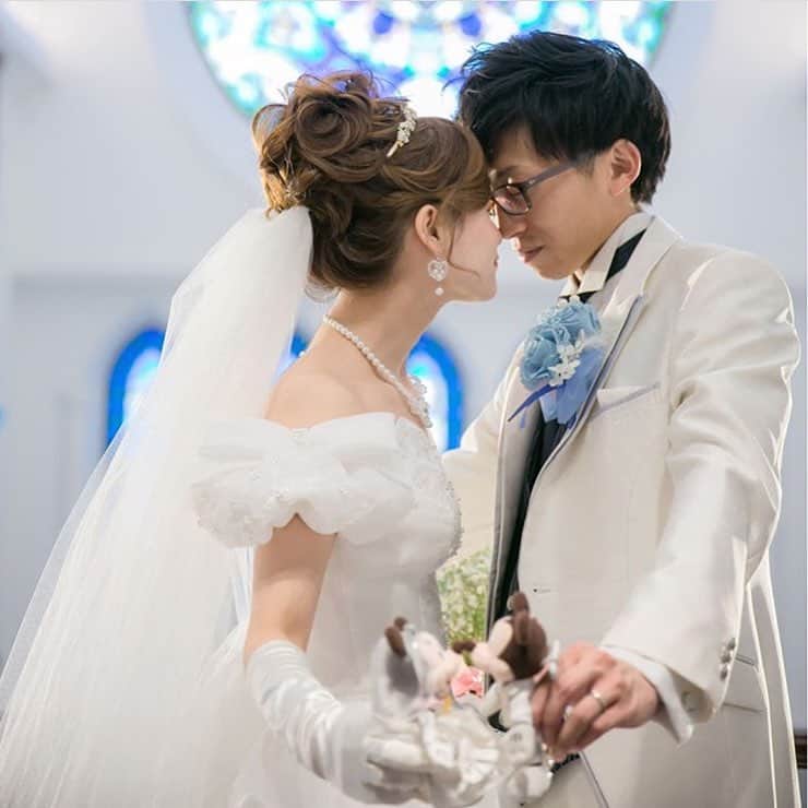 プレ花嫁の結婚式準備サイト Marry マリー さんのインスタグラム写真 プレ花嫁の結婚式準備サイト Marry マリー Instagram お団子ヘアが可愛い花嫁さんと新郎さんの ロマンティックな 鼻キス ショット そしてその下をよーく見ると ちっちゃい