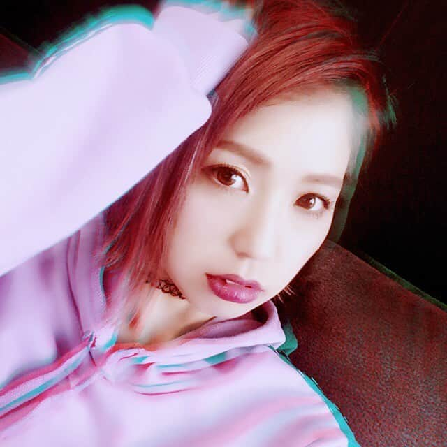 名倉かおりのインスタグラム：「今更だけど、アイコンチェンジ〜😍🌈💗 #pinkhair #pink #purplehair #purple #pinklips #lips #purplelips #pinklove #purplelove #pinkパーカー #何もかもピンク #何もかもパープル #どんだけ #好きなんだ #前髪 #伸びてきた #もっと伸びろ #ショートボブ #ボブ #外ハネ #外ハネボブ #style #darklips #ダークリップ」