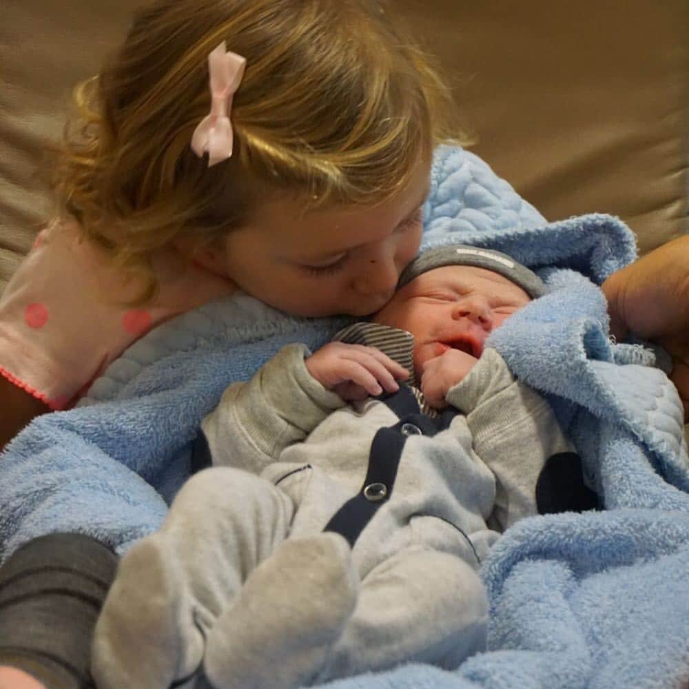エルウィン・ムルダーのインスタグラム：「Big sister Jolie and little brother James. Welcome in the world James ❤️💙#prouddad」