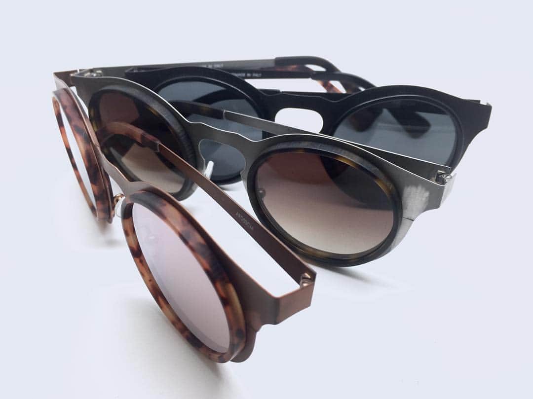 アルエロデザインのインスタグラム：「Details...#sunglasses #eyewear #sun #collections #design #metal #mirror #black #grey #copper #glamour #fashion #tagsforlikes #madeinitaly #inspiration #look #instagood #outfit #streetstyle #style #man #woman」