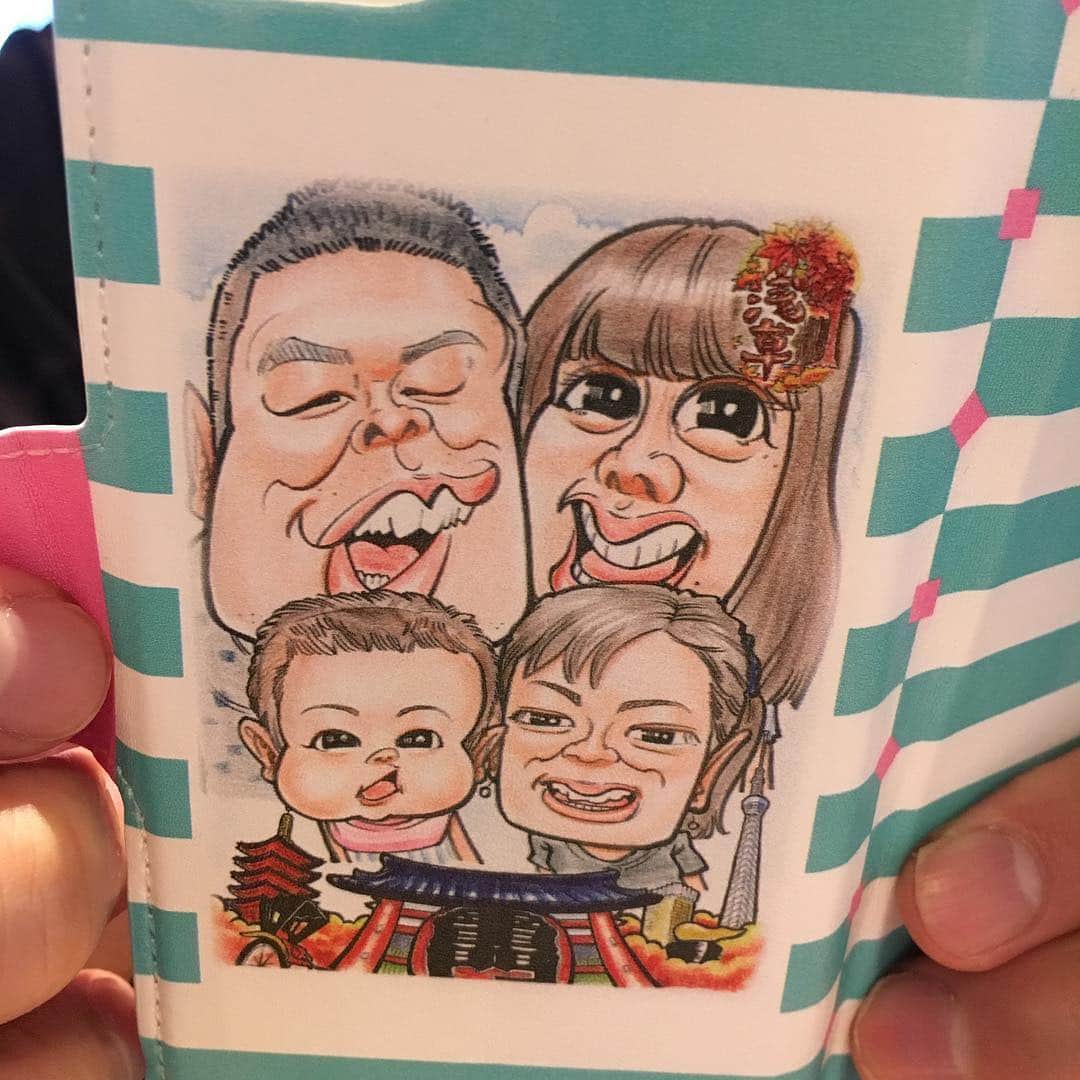 小泉エリのインスタグラム：「母が東京に来ていたので、４人で浅草まで行ってきました😊親方はiPhoneケースを作ってもらっていました😁 #東京観光 #もんじゃも食べました 東京に来るまで食べたことありませんでした」