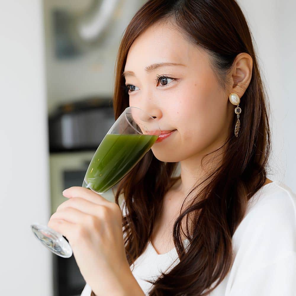 のインスタグラム：「ジュースクレンズとは、新鮮な野菜や果物を使った100%ジュースを食事の代わりに飲む美容・健康・ダイエット方法です✨グリーンクレンズカクテルでジュースクレンズを始めて見ませんか😊？ #greencleansecocktail #juicecleanse #ジュースクレンズ #美容 #健康 #ライフスタイル #ナチュラル #ヘルシー #ジュース #l4l #followme #f4f #follow4follow #相互 #フォロー #フォロバ #맞팔 #팔로미 #美意識 #痩せる #痩せたい #痩せた #インスタダイエット#ボディメイク #クレンズダイエット #きれいになりたい」