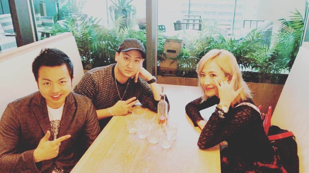 山田佑のインスタグラム：「『袖触れ合うも多生の縁』 . 出会うべくして出会う人は出会うのだなと思う. . 10年前にさらりと出会い10年後に別の形で出会う. . 今出会ってる人も10年後もっと仲良くなってるかもな〜。 . ご縁を大切に生きて行こう☺️ . #袖触れ合うも多生の縁 #ことわざ #lastmayjaguar #rock #loud #シアターテーブル #produce #ランチ #資格が好きw #ご縁」