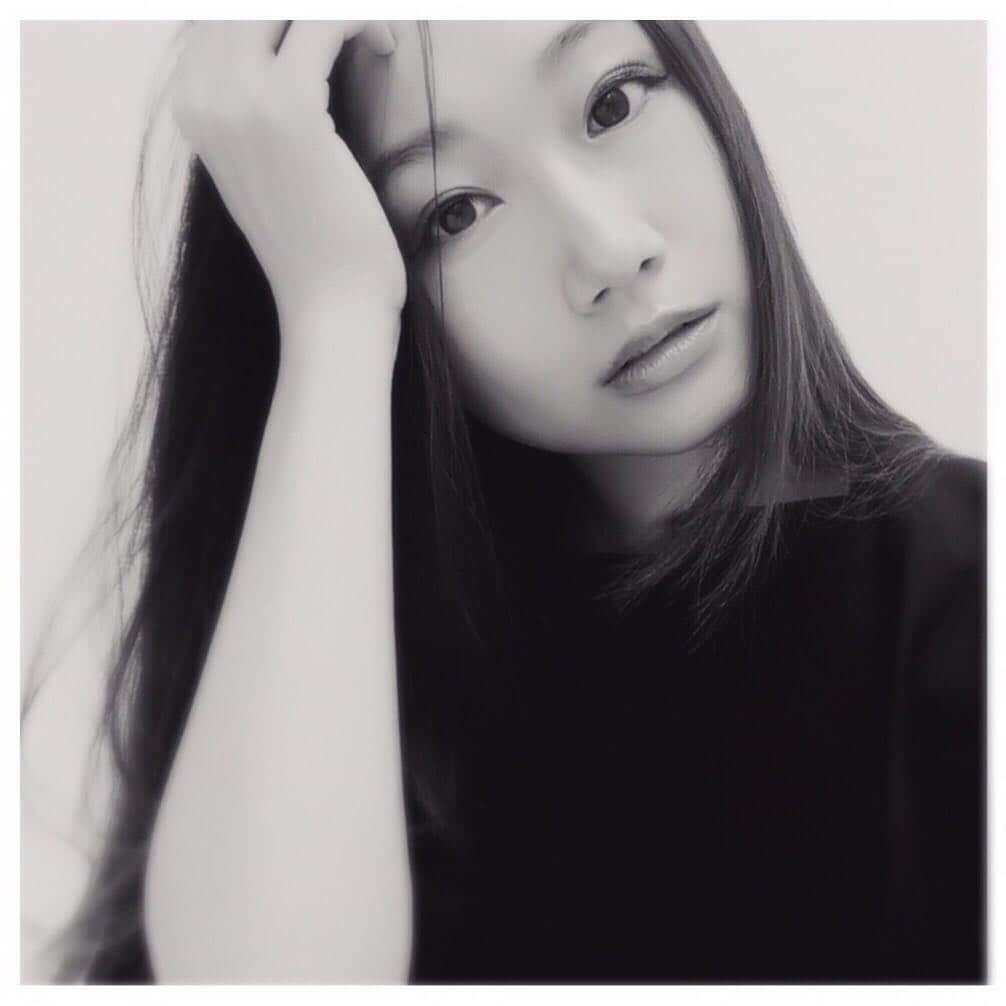 大塚愛さんのインスタグラム写真 - (大塚愛Instagram)「久々の太陽。  傘なしで歩ける身軽さ。  モノクロ好きになる秋冬。  AIO  #monochrome #portrait」10月18日 12時50分 - aiotsuka_official