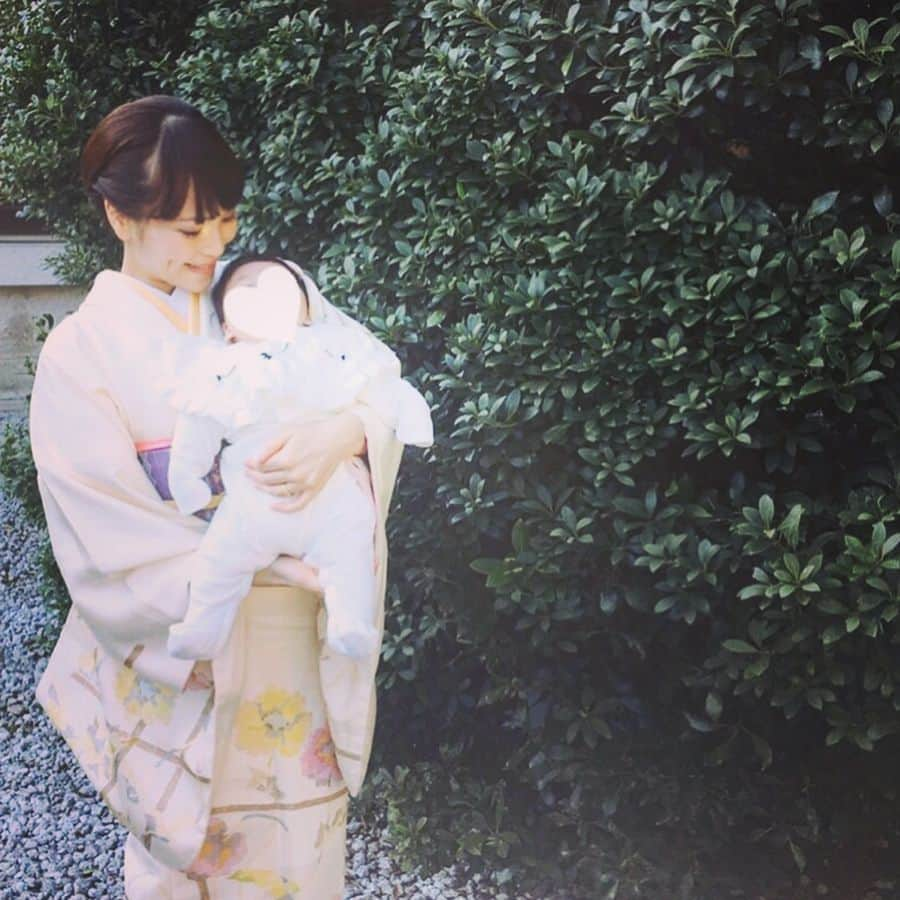 清川あさみさんのインスタグラム写真 - (清川あさみInstagram)「大好きなチビくん👶🏻🎂✨This is just the first of many “happy birthdays” for you. Happy 1st Birthday❣️既に大人の貫禄w.  #あっという間に #happybirthdayboy #myson #パパとママのところにきてくれてありがとう✨#いたずらっ子なおメメ」10月18日 10時21分 - asami_kiyokawa