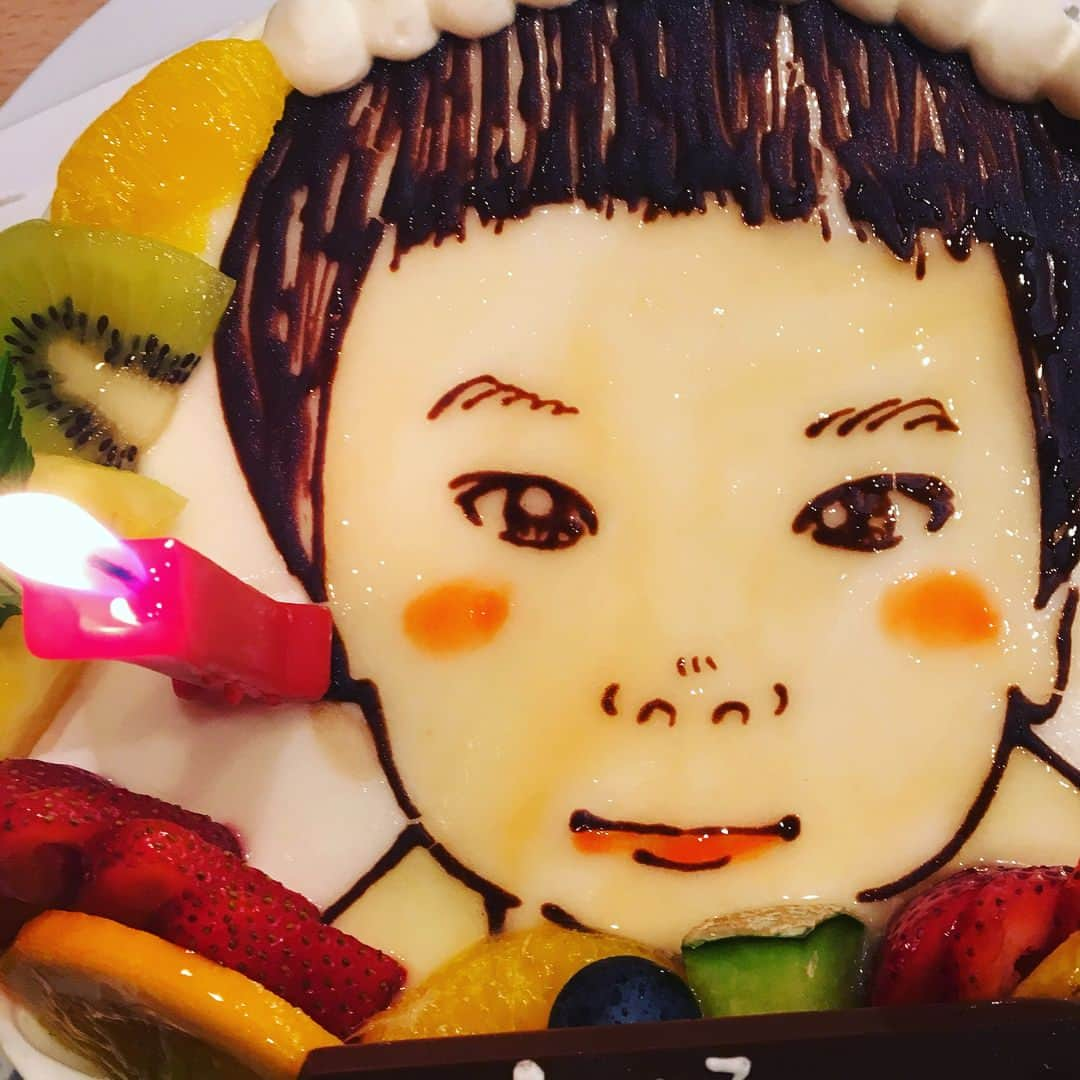 清川あさみさんのインスタグラム写真 - (清川あさみInstagram)「大好きなチビくん👶🏻🎂✨This is just the first of many “happy birthdays” for you. Happy 1st Birthday❣️既に大人の貫禄w.  #あっという間に #happybirthdayboy #myson #パパとママのところにきてくれてありがとう✨#いたずらっ子なおメメ」10月18日 10時21分 - asami_kiyokawa