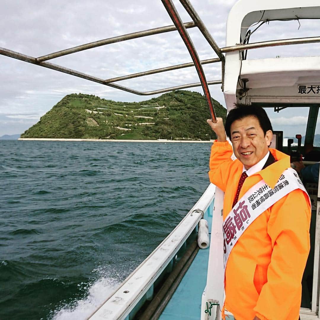 塩崎恭久のインスタグラム：「釣島の皆さんにご挨拶に伺いました #愛媛 #松山 #釣島 #漁船 #塩崎やすひさ #安心をかたちに」