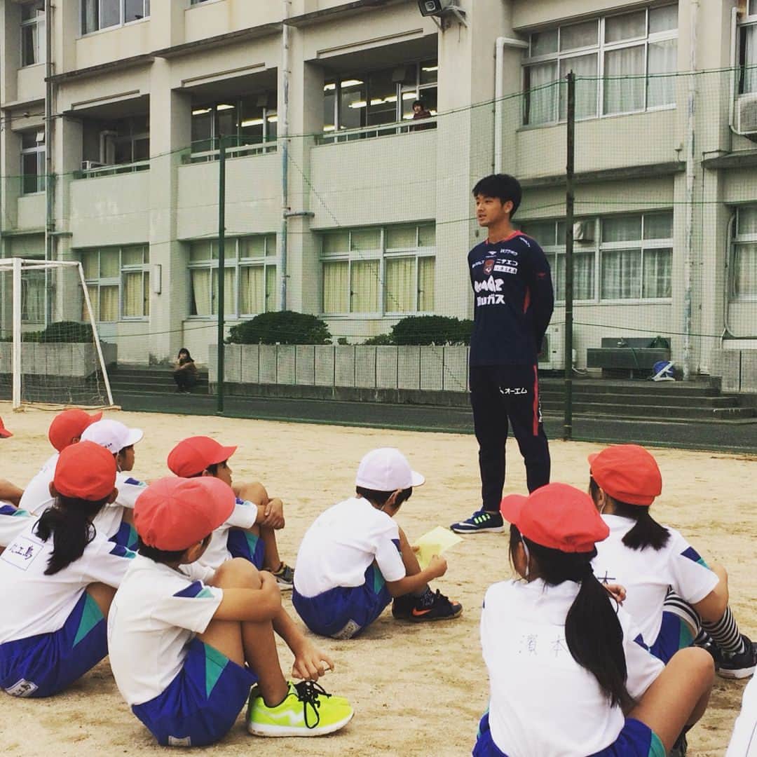下口稚葉のインスタグラム：「小学校訪問第三弾‼️ たくさんのパワーもらいました💪💪 桃丘小学校の皆さんに感謝です。 #ファジアーノ岡山」