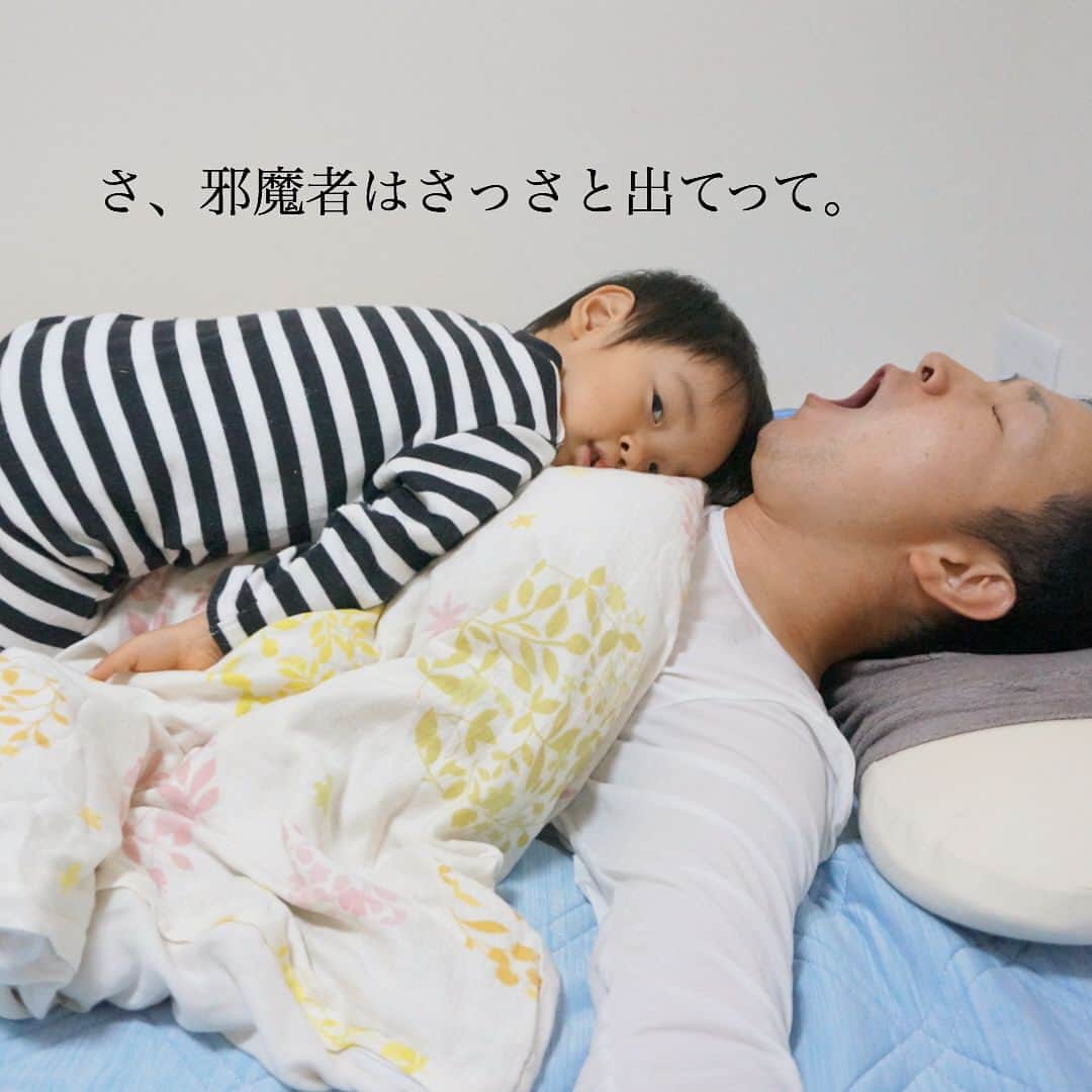 makikoさんのインスタグラム写真 - (makikoInstagram)「❤︎ パパスが夜いるときは、一緒に寝る2人👦🏻👨🏻💓 .  もちろんパパスは20時でも一緒に朝まで寝ちゃう人（笑）😆 .  それにしても、その寝方笑えるんやけど😂✨ .  #父と息子 #亀みたい🐢  #ハロウィン用の囚人服はパジャマになりました  #2歳 #親バカ部 #新米ママ #男の子」10月18日 21時25分 - batako93