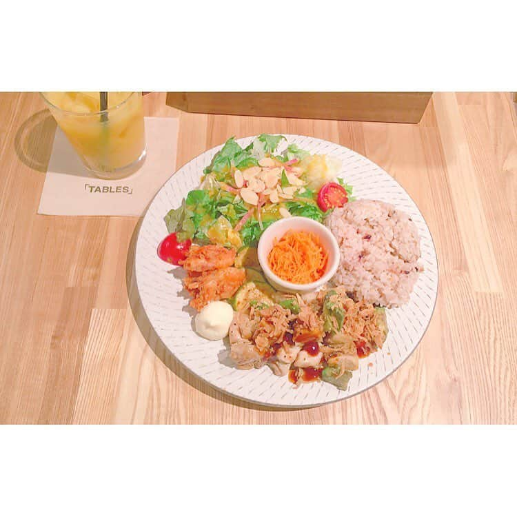 高辻千夏さんのインスタグラム写真 - (高辻千夏Instagram)「ひとりランチ。🍴 * * #tablescafe #tablescook #cafe #カフェ #カフェ巡り #一人行動大好きマン #大阪 #ランチ #lunch #プレートランチ #ヘルシー #健康食 #雑穀米 #美容 #オーガニック #먹스타그램 #맛스타그램 #먹방 #たべものぐらむ #グルメ」10月18日 13時27分 - chinatsujk