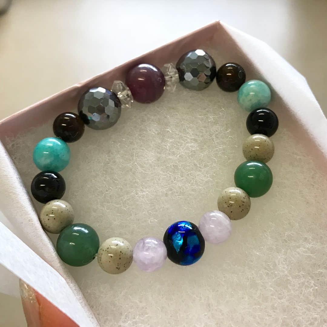 小澤陽子さんのインスタグラム写真 - (小澤陽子Instagram)「おばあちゃまのための数珠を作ってもらいました📿✨ 💫  おばあちゃまの大好きな、深い青色が入ってます💙 #好きな色コーナーを作ってたんだね。笑 #かわいい😂💓 #一緒にうさぎアプリで撮ったよ♪  願いが届きますように。 #奇跡 が起きますように。🙏🏻 みんな傍にいるよ〜😊」10月18日 14時13分 - yoko.ozawa729