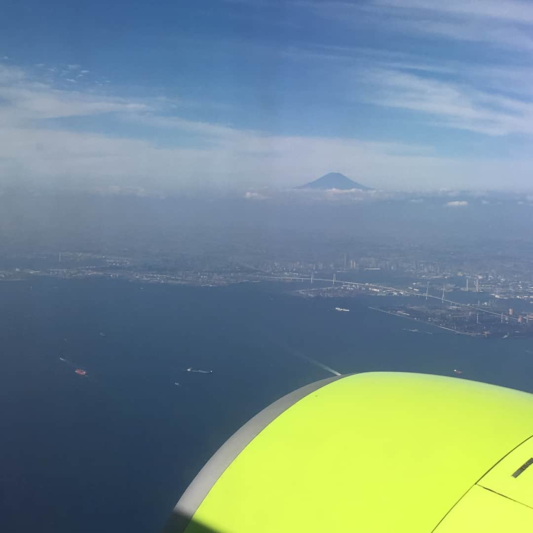 鈴木将平さんのインスタグラム写真 - (鈴木将平Instagram)「宮崎の南郷に着きましたー！ 遅れての合流でチーム・先輩方には迷惑をかけてしまったため、これからまた戦力になれるように少しずつ成長していきます。 これからも応援よろしくお願いします😊 飛行機からの富士山。３枚目は地元付近の気がします^ ^笑 #宮崎#南郷#フェニックスリーグ#富士山」10月18日 17時46分 - shohei_s46