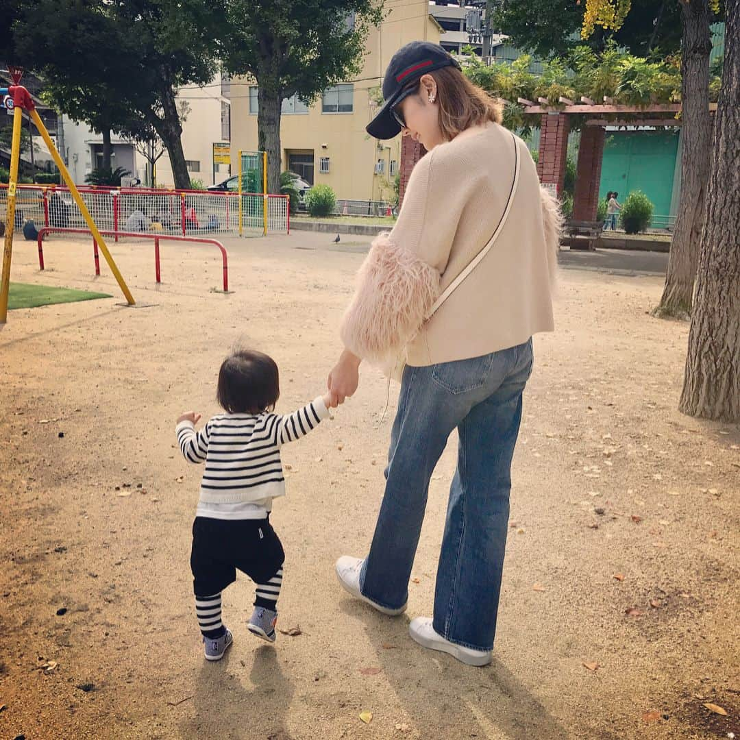 池田麻理子さんのインスタグラム写真 - (池田麻理子Instagram)「ついに靴を履いて公園デビュー✨ はじめて来た公園のくせに、3周ほど歩き回って誘導してくれました。 20分ほど歩いた後、シメに大好きなブランコに乗せてあげたところ、途中で白目を剥きはじめたので 急いで降ろしたら、そのままベンチでお眠りになられました。 さぁここからどうしよう。（ちなみに自転車移動） #生後417日 #1歳1ヶ月 #公園  #ファーストシューズ #デビュー #よちよちあんよ #最後思いっきり転んでどろんこ #うちのおチビさん #息子 #家着いてからそのまま3時間寝た #寝てる子を乗せるにはyeppは向かない #まじ落とすかと思った #次からはほどほどに遊ばせよう」10月18日 17時47分 - mariko_ikeda_