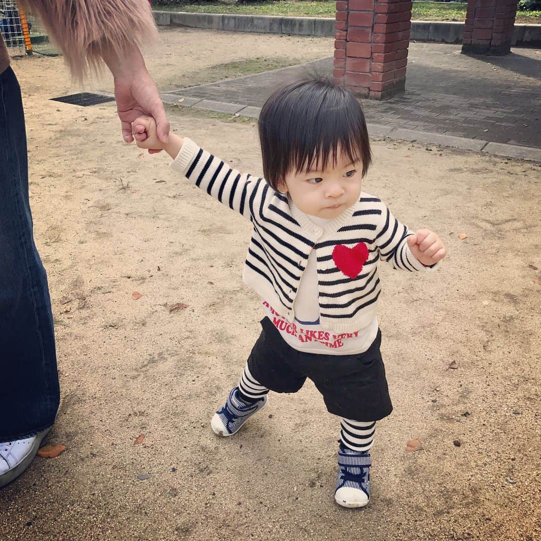 池田麻理子さんのインスタグラム写真 - (池田麻理子Instagram)「ついに靴を履いて公園デビュー✨ はじめて来た公園のくせに、3周ほど歩き回って誘導してくれました。 20分ほど歩いた後、シメに大好きなブランコに乗せてあげたところ、途中で白目を剥きはじめたので 急いで降ろしたら、そのままベンチでお眠りになられました。 さぁここからどうしよう。（ちなみに自転車移動） #生後417日 #1歳1ヶ月 #公園  #ファーストシューズ #デビュー #よちよちあんよ #最後思いっきり転んでどろんこ #うちのおチビさん #息子 #家着いてからそのまま3時間寝た #寝てる子を乗せるにはyeppは向かない #まじ落とすかと思った #次からはほどほどに遊ばせよう」10月18日 17時47分 - mariko_ikeda_