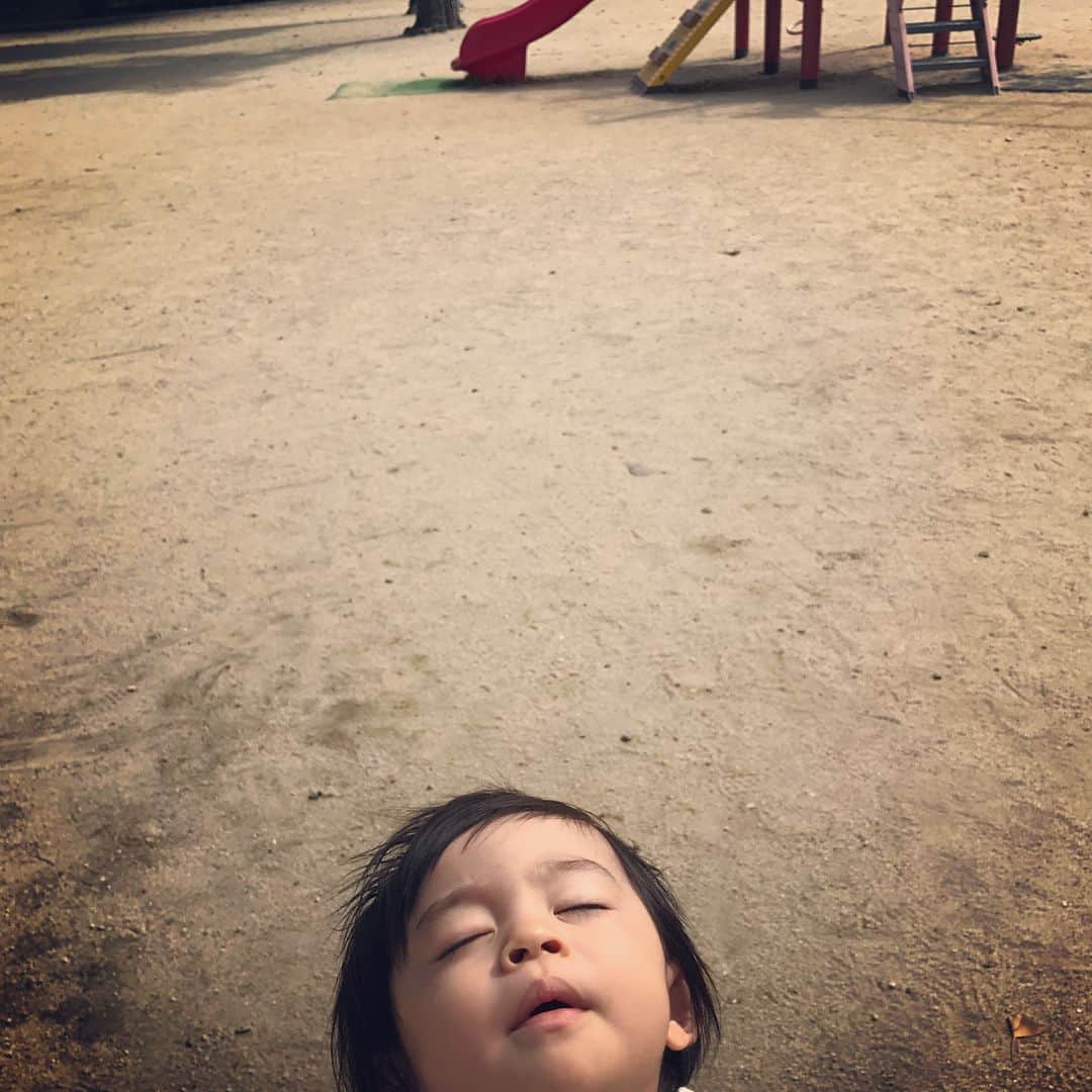 池田麻理子さんのインスタグラム写真 - (池田麻理子Instagram)「ついに靴を履いて公園デビュー✨ はじめて来た公園のくせに、3周ほど歩き回って誘導してくれました。 20分ほど歩いた後、シメに大好きなブランコに乗せてあげたところ、途中で白目を剥きはじめたので 急いで降ろしたら、そのままベンチでお眠りになられました。 さぁここからどうしよう。（ちなみに自転車移動） #生後417日 #1歳1ヶ月 #公園  #ファーストシューズ #デビュー #よちよちあんよ #最後思いっきり転んでどろんこ #うちのおチビさん #息子 #家着いてからそのまま3時間寝た #寝てる子を乗せるにはyeppは向かない #まじ落とすかと思った #次からはほどほどに遊ばせよう」10月18日 17時47分 - mariko_ikeda_