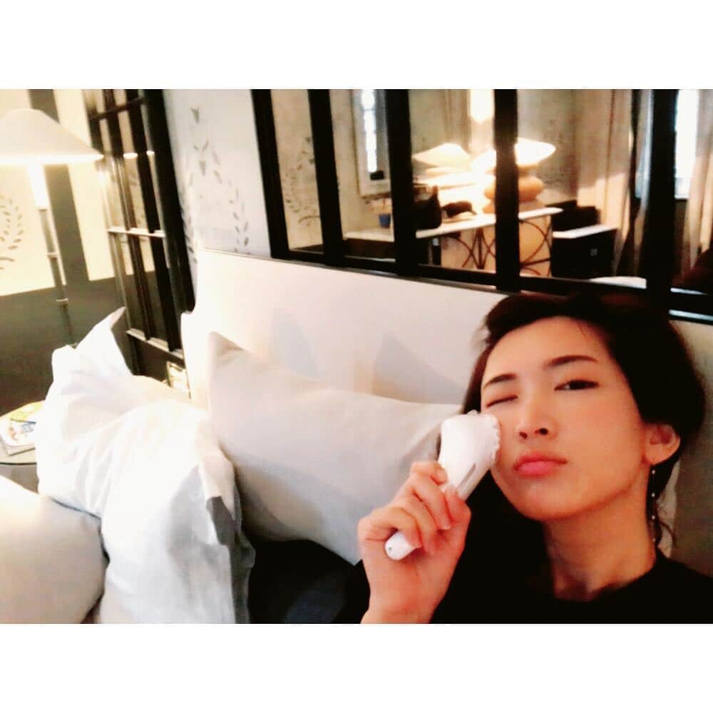 紗栄子さんのインスタグラム写真 - (紗栄子Instagram)「ロンドンに持ってきた美顔器🌞🌈✨ 久しぶりに美顔器を使ったんですけど、やっぱり効果ありますね😳✨ 乾燥が気になるので、お肌ケアにいつもの化粧水や美容液といったスキンケア用品を使った上に、リフトアイロンプロを投入！  私のおすすめはシートマスクをしてその上から使うのが簡単で、浸透力、保湿力共にup↑✨ 温かくなったり冷たくなったりして、浸透と引き締めをしっかりしてくれるので効果も感じられるし気持ちいいですよ🌹 これからの季節におすすめです♡  #リフトアイロンプロ #浸透促進 #温冷美容 #Thanks  @cosbeauty__japan」10月18日 18時02分 - saekoofficial