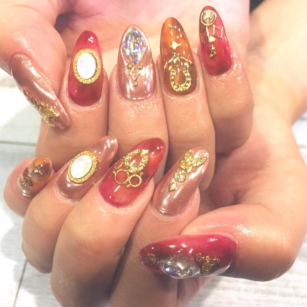山中絢子のインスタグラム：「ロングの派手な爪は今月でいよいよ最後😿最後だからいっぱいパーツ乗せた！💞ミラーとべっ甲✨ #newnail  #秋ネイル  #ミラーネイル」
